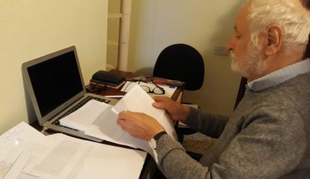goffredo fofi nella sua stanza a via conforti, comunità progetto sud